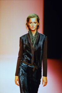 110300883_prada-fw-2000(18).thumb.jpg.75e3b00d806de88e07cb7d7d4c45d506.jpg