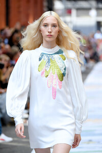 113644406_CynthiaRowleyRunwaySeptember2019NewYorkCInu9qMmnDVx.thumb.jpg.a7fe3dcbd397fca87709a2d8de91b099.jpg