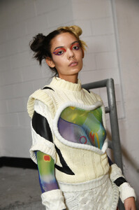 1143339742_VfilesBackstageSeptember2019NewYorkFashionktzON79HT76x.thumb.jpg.177e976977f259fe604a0895e22842e6.jpg
