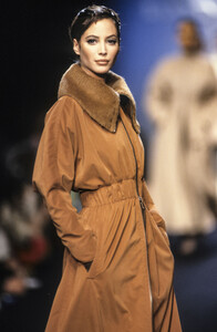 1160705951_Lanvin1993WomenRTW19.thumb.jpg.7ec670a708890a6ee39b3bd86df25665.jpg