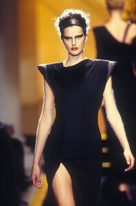 1168450444_VERSACEHAUTECOUTUREFALL97.thumb.JPG.8e1be7e0b105993107ed9ff75e29d336.JPG