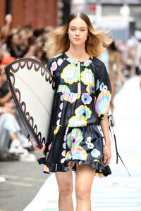 117237660_CynthiaRowleyRunwaySeptember2019NewYorkn2Xdknsk3vsx.thumb.jpg.0faca103189c1ab814cc25b8eb065c4d.jpg