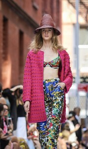 1179573809_CynthiaRowleyRunwaySeptember2019NewYorkAy0ldXfDCcAx.thumb.jpg.795fc55d5548a50644d3e08d2e16d64b.jpg