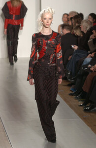 Arkadius FW 2003 RTW 02.jpg