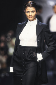 1226955118_Lanvin1993WomenRTW102.thumb.jpg.098a25b9d086dc1ee7e030587d24518e.jpg