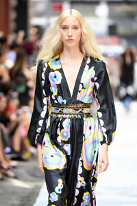 1238182750_CynthiaRowleyRunwaySeptember2019NewYorkNQ497X54wgRx.thumb.jpg.73f6dd8667e7dd9c2eefbc0386b3a675.jpg