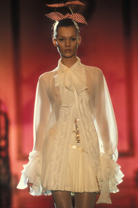 1239514026_VERSACEHAUTECOUTURESPRING93.thumb.JPG.a8dfa02159a4f0e0da4a5672a2300397.JPG