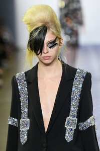 1258382610_LibertineRunwaySeptember2019NewYorkFashionKCK1qH1p77Ax.thumb.jpg.51f5f1fb8626934ffe1e2fe2f714b996.jpg