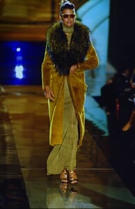 1280125281_versace-hc-fw-1996(9).thumb.jpg.f116a6c295f617619ce3fb141566a6f5.jpg