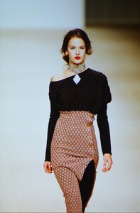 1281125615_vivienne-westwood-fw-2000(6).thumb.jpg.2b2d98b8bf9bfa9cbccc96d1110664eb.jpg