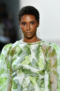 1290332024_AlietteRunwaySeptember2019NewYorkFashion_oxgk9NsLl6x.thumb.jpg.e28d6073bbe3c76083ae01008c80d7f3.jpg