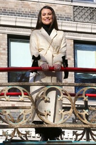       lea291119BZNimage104.jpg