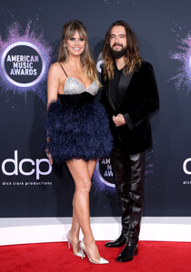 Heidi+Klum+2019+American+Music+Awards+Arrivals+vxOCehJT5GSx.jpg