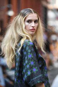 1319881980_CynthiaRowleyRunwaySeptember2019NewYorkMYIkdOpHDjvx.thumb.jpg.bce0a91b064c820c99cf61392b0ef01f.jpg