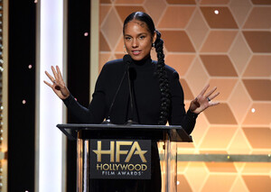 Alicia+Keys+23rd+Annual+Hollywood+Film+Awards+9TAKq0LEIfbx.jpg