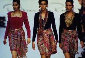 1348524927_oscar-de-la-renta-fw-1991(1).thumb.jpg.1879f3b52df1e6d19c49d2e853b3c06d.jpg