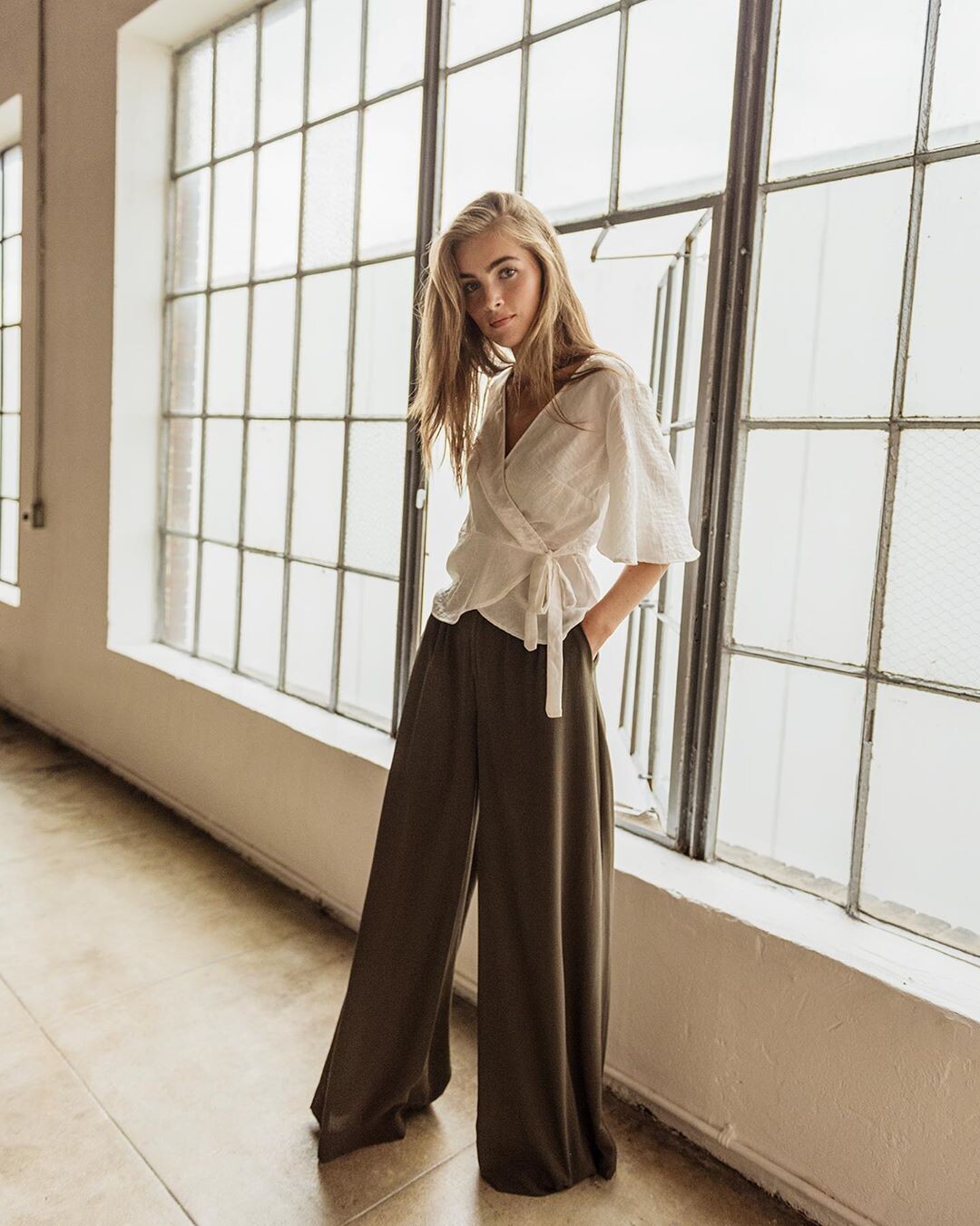 https://www.bellazon.com/main/uploads/monthly_2019_11/1381576882_EmilyBarbe200.jpg.bc4403b8f38b3c19b2c29429d3bb2d05.jpg