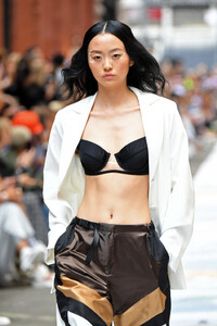 13956514_CynthiaRowleyRunwaySeptember2019NewYork94RUU6sAR_6x.thumb.jpg.c74e3f48d2186efb29dd7a3b7319fa3f.jpg