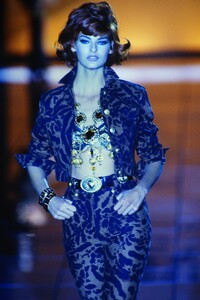 1414201461_linda-evangelista(7).thumb.jpg.474752c33a75d940afa424f1f0f2bdad.jpg