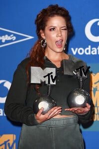 Halsey+MTV+EMAs+2019+Winners+Room+meaY8nRHVlTx.jpg