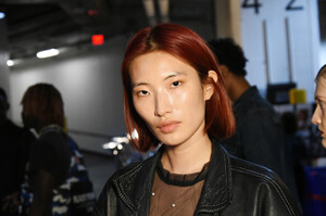 1452043563_VfilesBackstageSeptember2019NewYorkFashionSGmd0op457Ix.thumb.jpg.e045bf8cf895aebe1433d2b50f2f628e.jpg