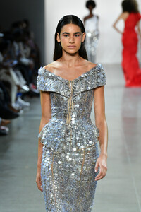 1455000732_AlietteRunwaySeptember2019NewYorkFashionLfDt-0n7Ladx.thumb.jpg.60e74f1fd6ed80445dff0d7a98cad04c.jpg
