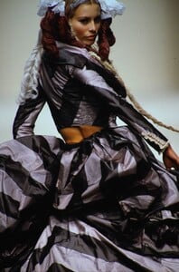 1459093950_john-galliano-ss-1994(7).thumb.jpg.a72d2a2f265b4eb064751f3d5c58c246.jpg