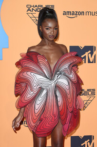 Leomie+Anderson+MTV+EMAs+2019+Red+Carpet+Arrivals+eUCiQ-eVMshx.jpg