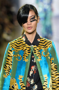 1471735114_LibertineRunwaySeptember2019NewYorkFashionzs9c0ifO2K8x.thumb.jpg.83a48719b01a123e17f20b765524c23b.jpg