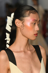 1480772585_MakiOhRunwaySeptember2019NewYorkFashionWtlSHWVKFaCx.thumb.jpg.aeb00b9d70a073f8d64fb4cf60c29a74.jpg