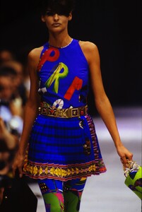 1486309282_versace-ss-1991(5).thumb.jpg.dfe140a0ed68737fb0d9f5d6ed575440.jpg