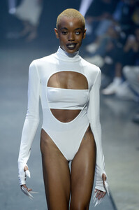 1488409072_VfilesRunwaySeptember2019NewYorkFashion_PgwgrFtFlAx.thumb.jpg.4624385c53cad8431fd69be373081665.jpg