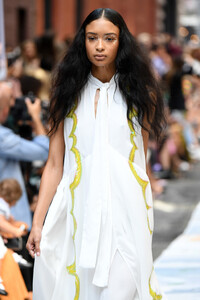1497993266_CynthiaRowleyRunwaySeptember2019NewYorkDzzKr4e90qnx.thumb.jpg.c5832a7cd185f05697b4a6f08d36d41f.jpg