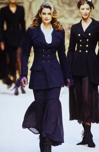 1509849289_chanel-hc-ss-1993(7).thumb.jpg.31fa93bd4675a0966fd02d474d7415ea.jpg