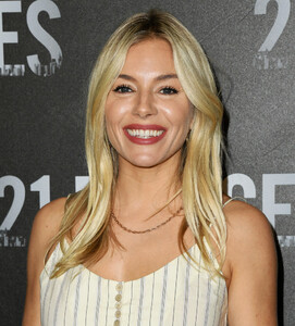 Sienna+Miller+Photocall+STX+Entertainment+aImISEnt77Lx.jpg