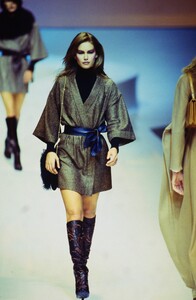 1533721234_valentino-fw-1997(4).thumb.jpg.ead610853c7980ae10d898d2261eeba7.jpg