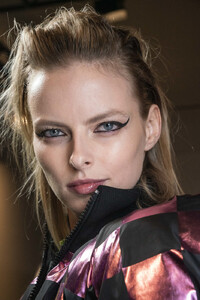 1561094188_ChristianCowanSpring2020Backstage1vfpoUHVl96x.thumb.jpg.fce62d23daf3c02ad9a0250da65940c2.jpg