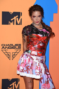 Halsey+MTV+EMAs+2019+Red+Carpet+Arrivals+n0SkpTBFymvx.jpg