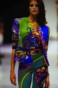 1566428466_versace-ss-1991(9).thumb.jpg.410349aaaf41fce3e5f95a4a84134d95.jpg