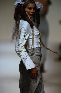 1572470844_john-galliano-ss-1994(4).thumb.jpg.a9c1b274e31081e63af73f937b1f651c.jpg