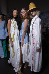 1574714024_CynthiaRowleySpring2020BackstagebJFJYF2yrQYx(1).thumb.jpg.5d0c229464e22d9e0d9bd4a619cd4827.jpg
