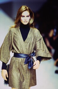 157555203_valentino-fw-1997(8).thumb.jpg.97a47f434fc04a3c3cc40d2014b24622.jpg