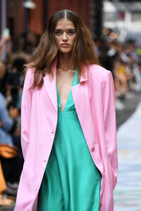 158073715_CynthiaRowleyRunwaySeptember2019NewYorkTv5WXv4JEDPx.thumb.jpg.5cb54d6aa66534f1f2187cc1d9952fc5.jpg