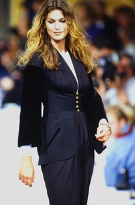 1584520111_chanel-hc-fw-1993(9).thumb.jpg.3e0747f91d46983bebcf292f79cbf15b.jpg