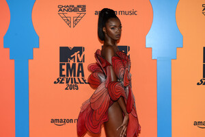 Leomie+Anderson+MTV+EMAs+2019+Red+Carpet+Arrivals+dxkJg-VQAj8x.jpg