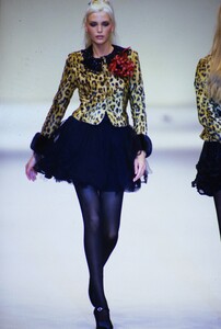 1598653506_blumarine-fw-1994(11).thumb.jpg.ee345f835b8e804d5bf4386b6ff778ee.jpg
