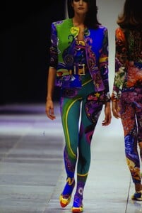 1616190383_versace-ss-1991(1).thumb.jpg.32dcc03a186a1a2bba3f8de20d88f1ba.jpg