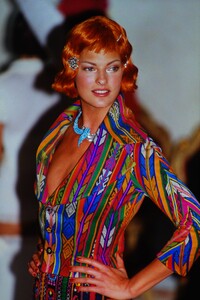 1627279298_john-galliano-ss-1998(2).thumb.jpg.941702c8923bd8851070d4304030c670.jpg