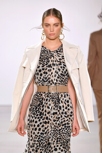 1627344155_ElieTahariRunwaySeptember2019NewYorkN-oe76-YF3kx.thumb.jpg.c0f2b772462843244e61fc56456a5cbb.jpg