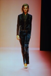 163299924_prada-fw-2000(15).thumb.jpg.7e7514731967e17753aee58c67570230.jpg